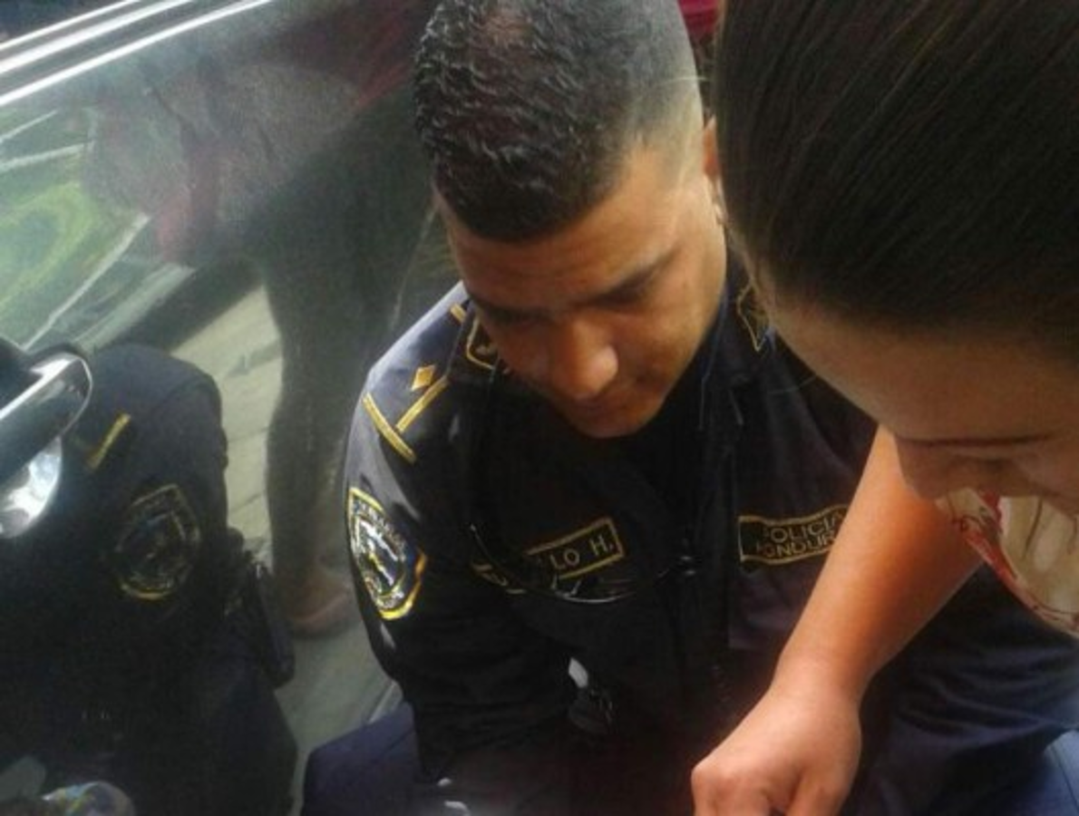Policía hondureño atiende parto en acera