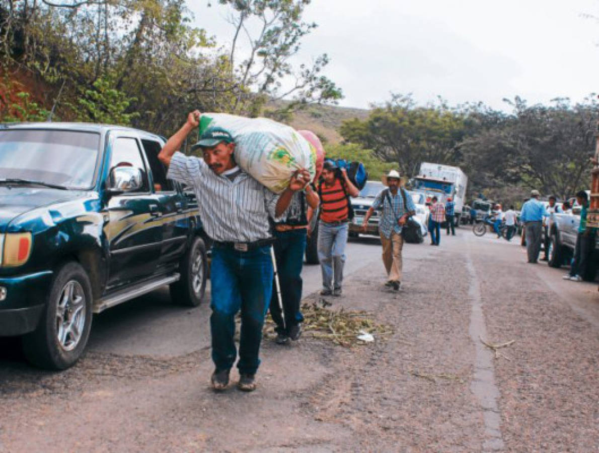 Transportistas realizan protesta para exigir reparación de carretera
