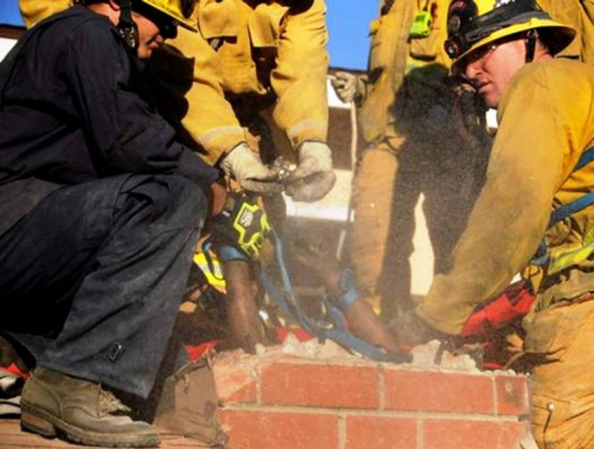 Rescatan a mujer atrapada en chimenea