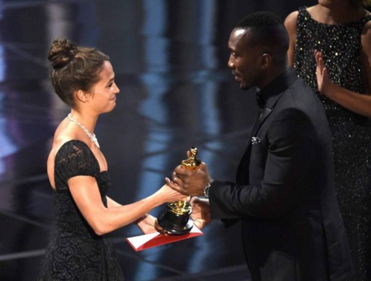 Papelón en los Oscar, entregan premio a La La Land y luego declaran ganador a Moonlight