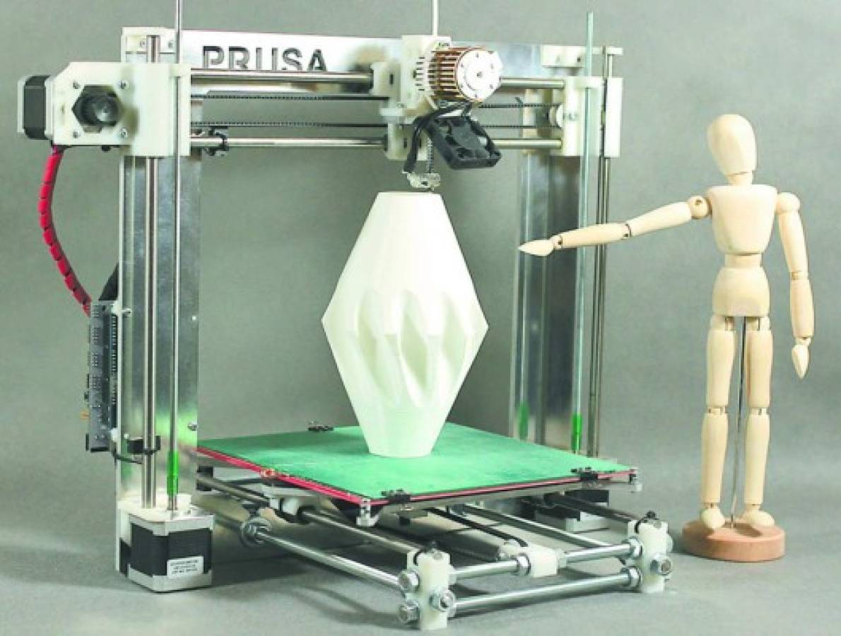Desarrollan una impresora 3D que imprime objetos a base de resina líquida