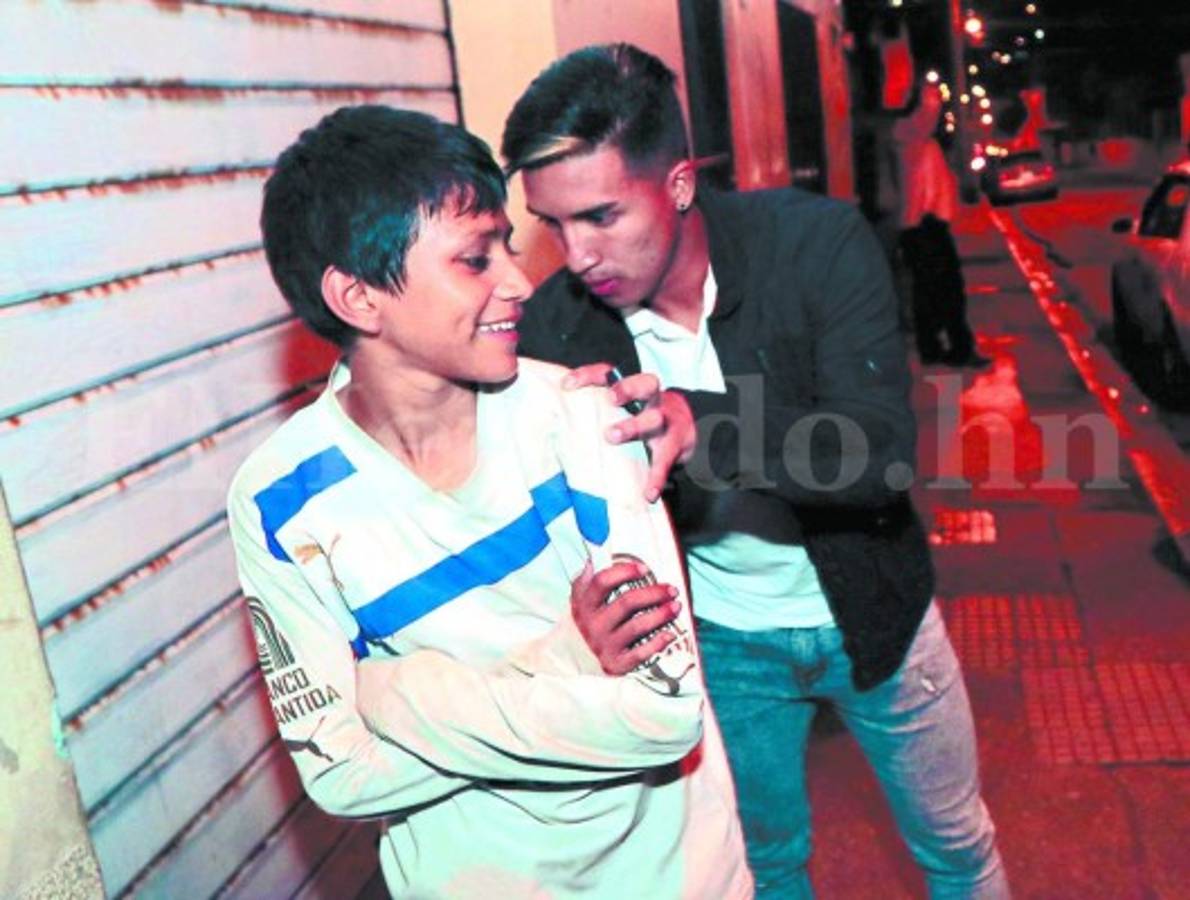 Jugador de Olimpia Michaell Chirinos le cumple un sueño a niño de la calle en la capital