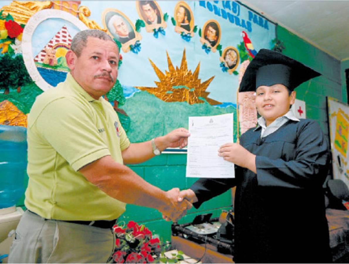 Ratifican cero cobros por gastos de clausura en sexto año