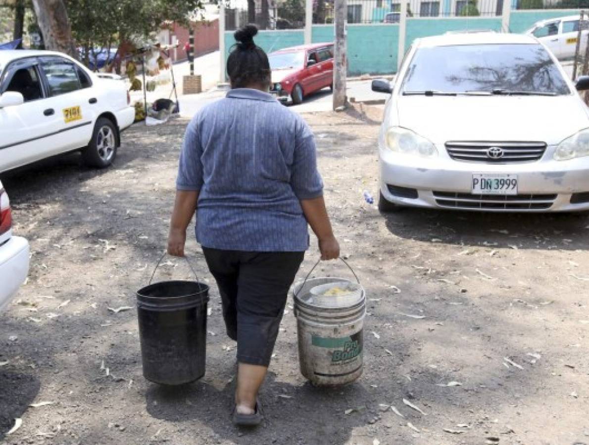 Honduras: La mujer que lava carros para llevar comida al hogar