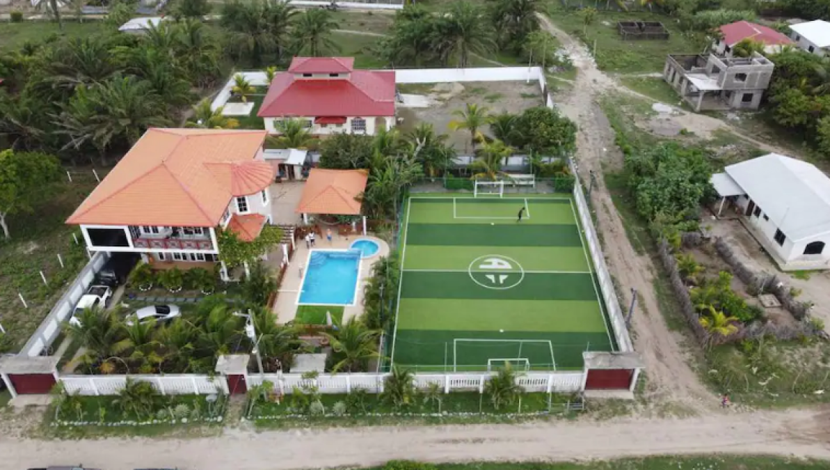 Con jacuzzi, cancha de fútbol y gimnasio, así es la lujosa casa de Alberth Elis que puedes rentar en Tela