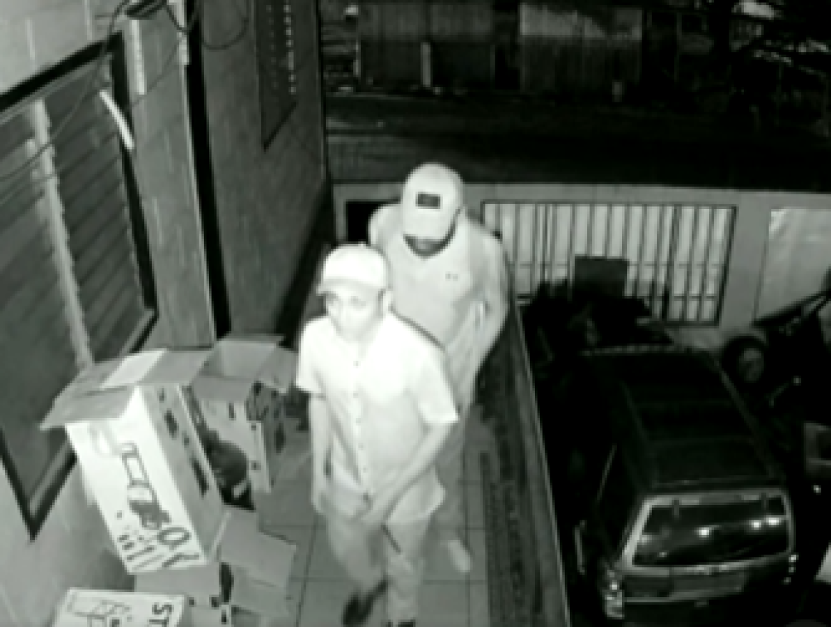 Este es uno de los videos de otra fecha en donde se les vio robando en otra casa.