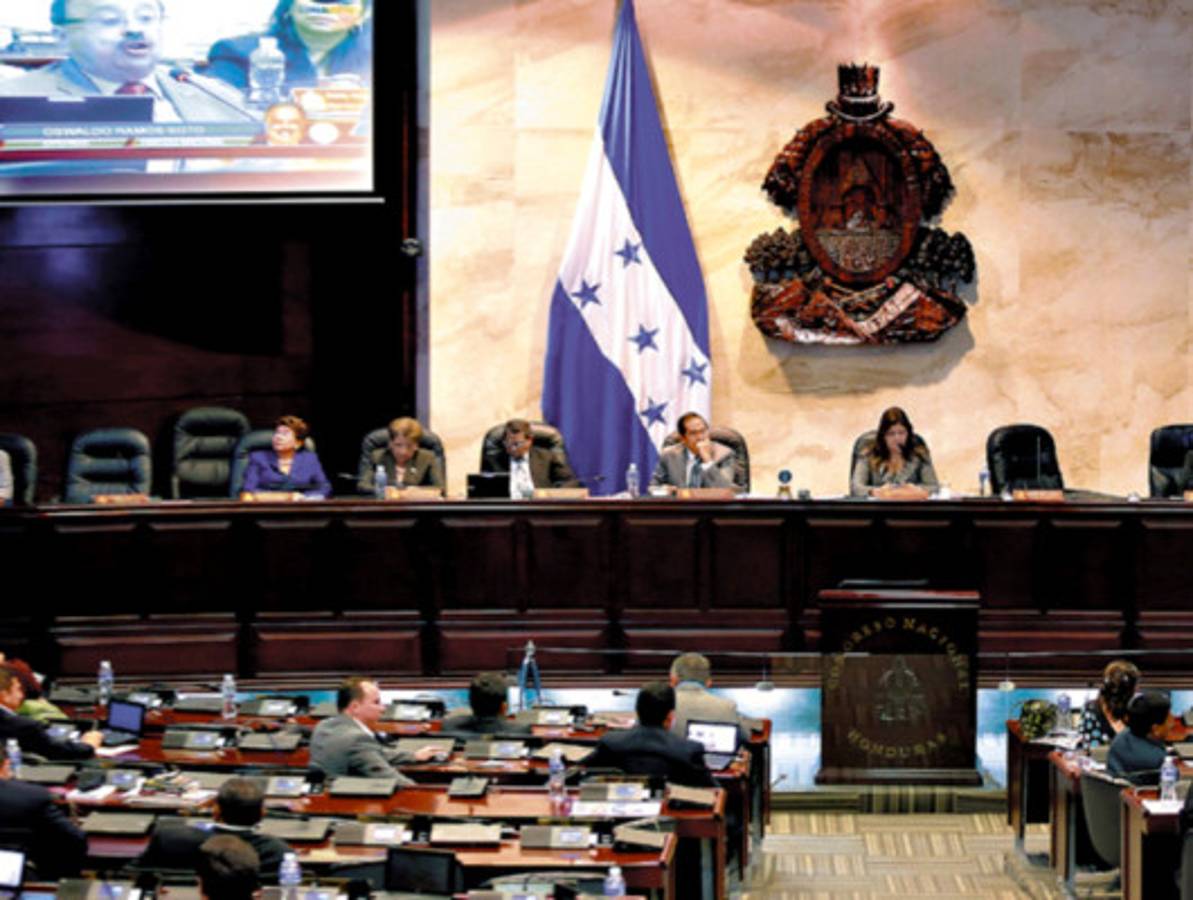 Presupuesto congela salarios a burócratas