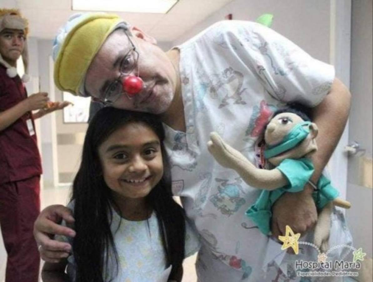 Muere de covid-19 el pediatra Gustavo Bustillo, el 'Patch Adams' de Honduras