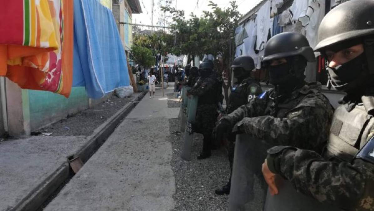 Con perros y pasamontañas, así llegaron agentes a inspeccionar varios centros penitenciarios de Honduras