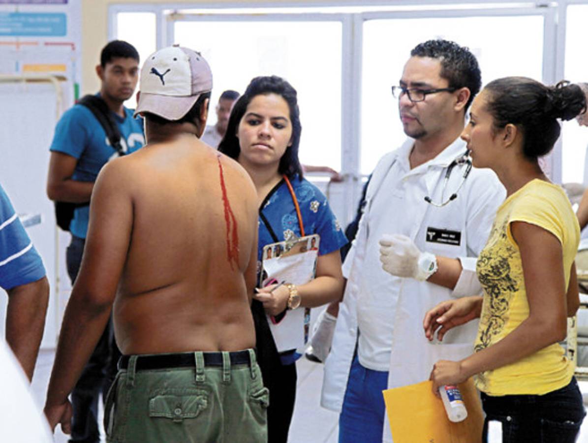 Motociclistas atacan a padre y a sus dos hijos