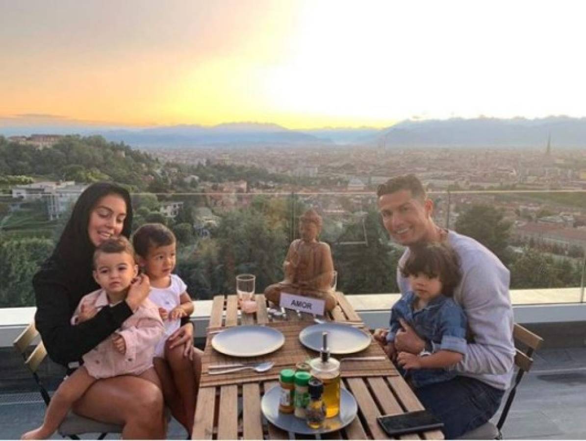 Cristiano Ronaldo junto a su esposa y tres de sus cuatro hijos antes de comer.