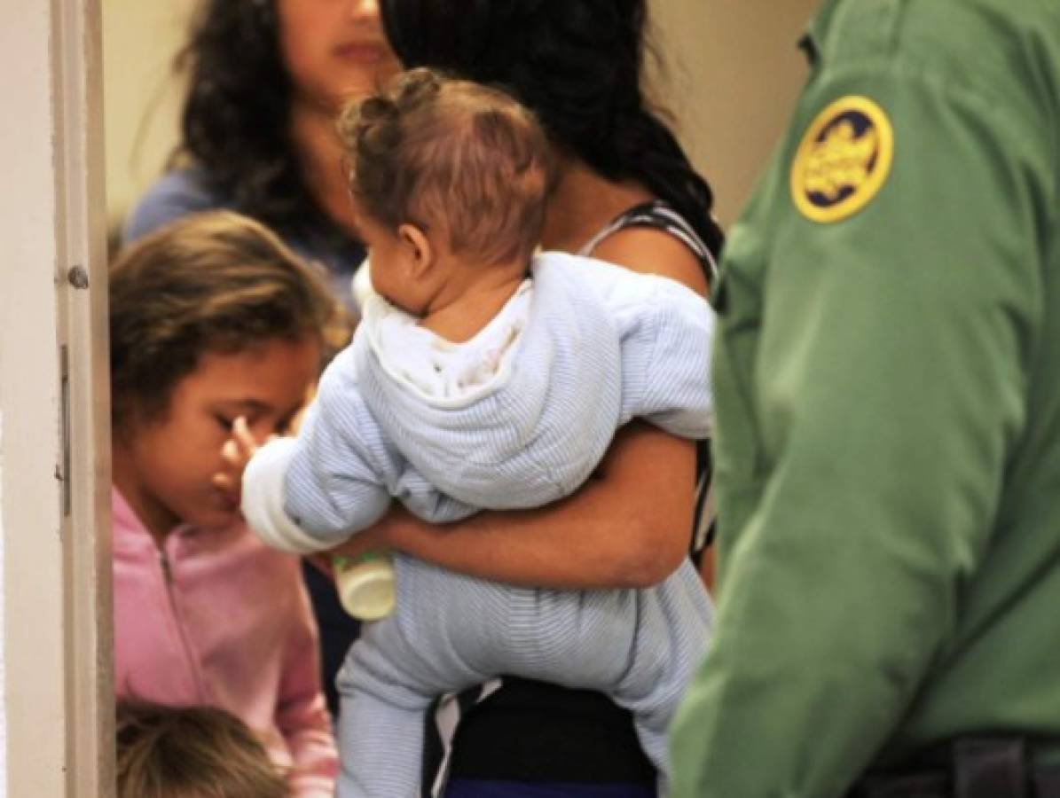Jueza: Estados Unidos viola acuerdo en detención de niños migrantes