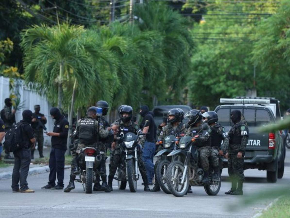 Elementos de la ATIC, PMOP y policías mantuvieron acordonada esta casa por más de 24 horas, ya que los encargados de inteligencia afirmaron que en su interior estaba el líder de la mara, pero en realidad la vivienda estaba abandonada.