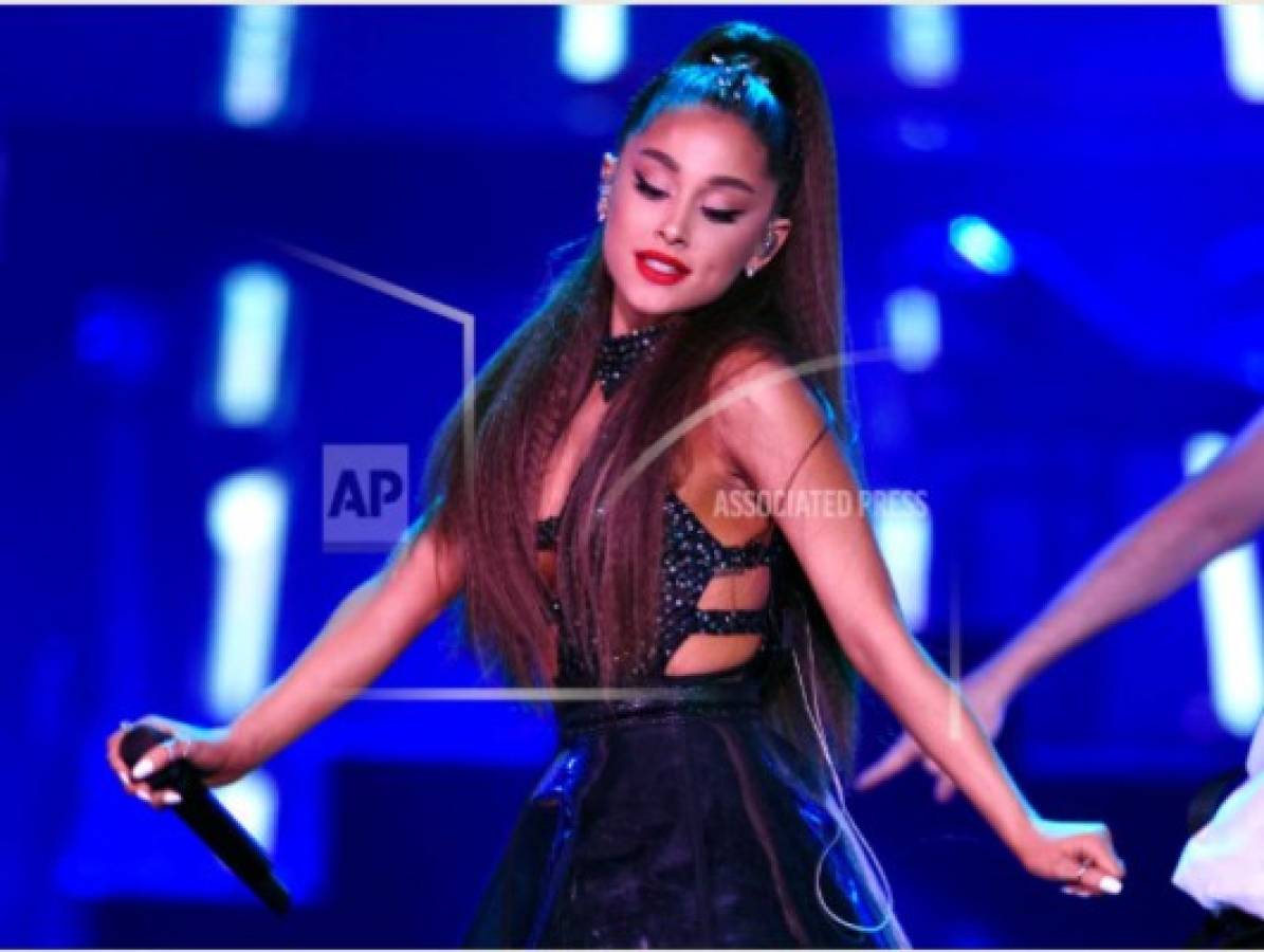 Ariana Grande llora al recordar tragedia de Manchester