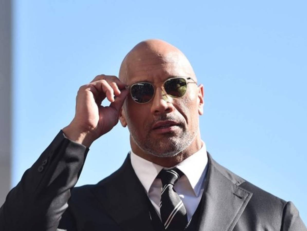 Dwayne Johnson recibe estrella en el emblemático Paseo de la Fama
