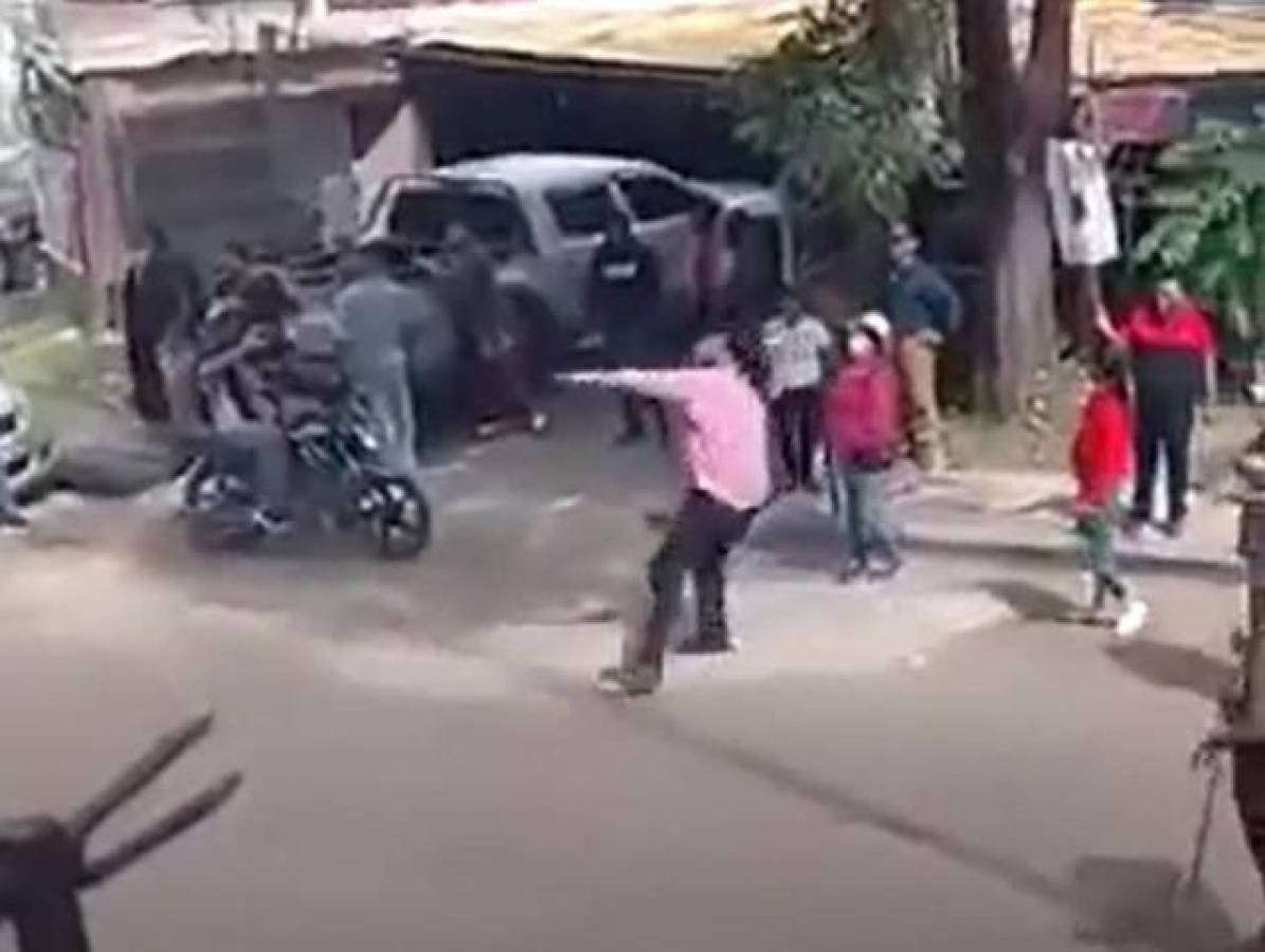 El diputado Mauricio Rivera captado en vídeo lanzando piedras a las instalaciones de Ciudad Mujer en Tegucigalpa.