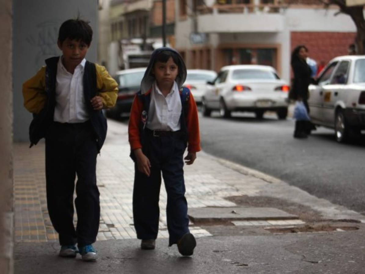 Jorge Ávila (12) y Christopher Ávila(8) acompañan todos los días a su madre después de asisitir a la escuela.