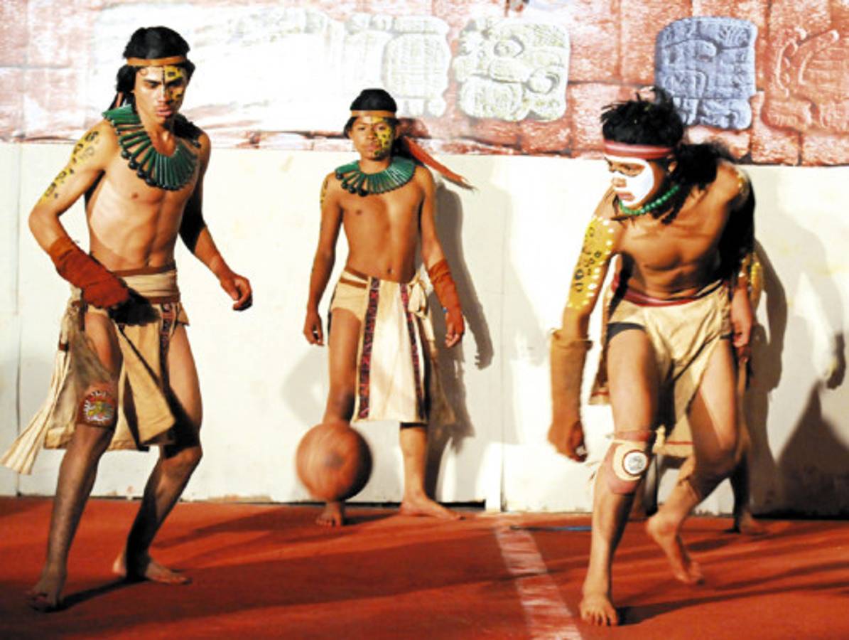 Jóvenes recrean juego de pelota de los Mayas