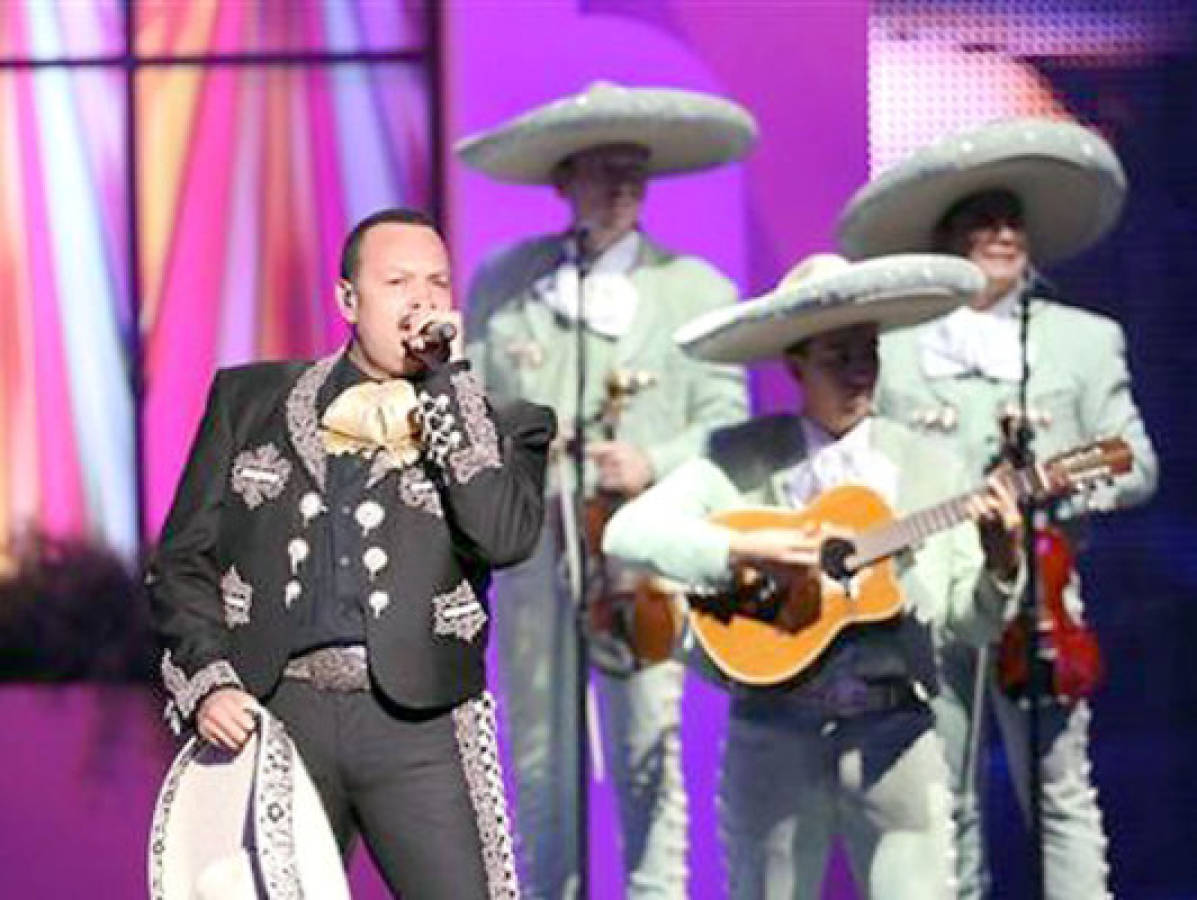 Pepe Aguilar le canta a Vicente Fernández