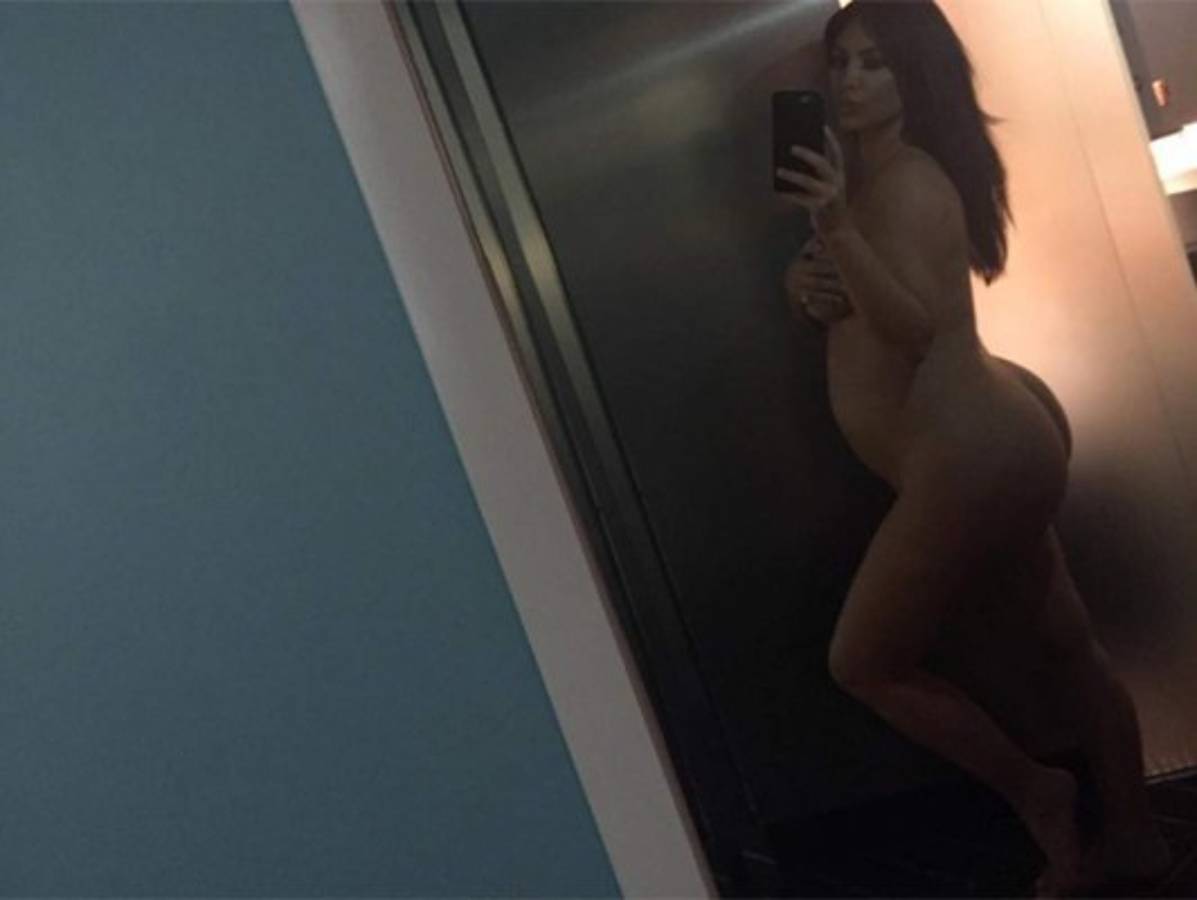 Kim Kardashian se desnuda y muestra su embarazo