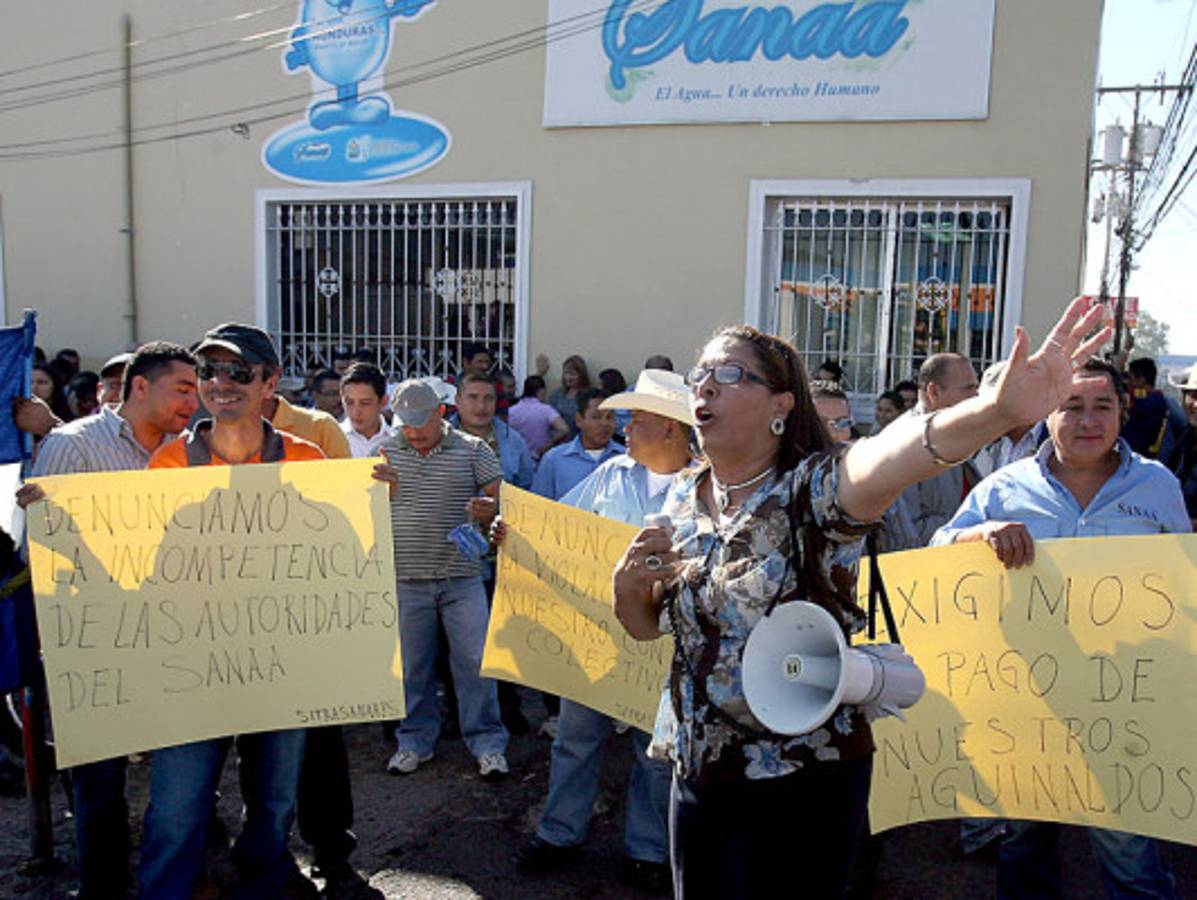 Empleados públicos exigen sueldos y aguinaldos