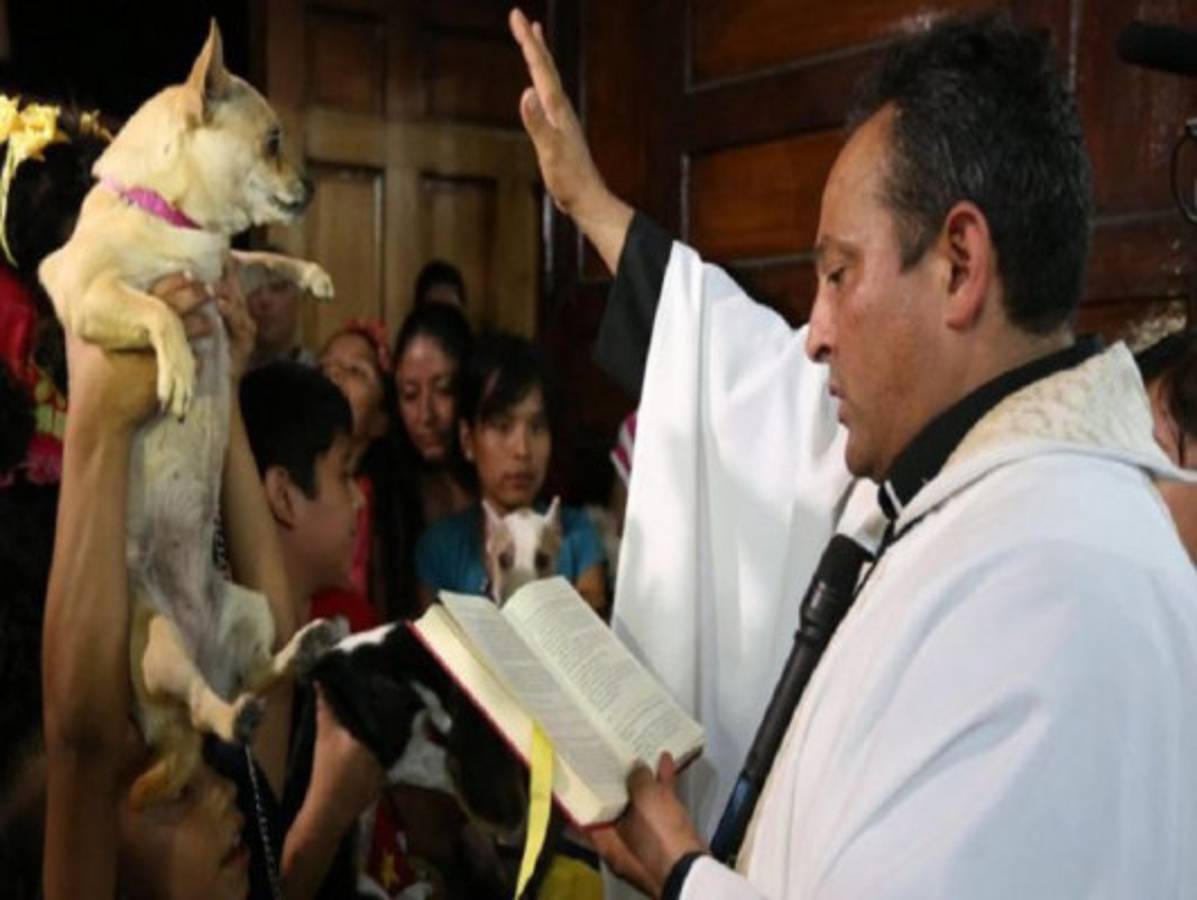 Sacerdote encabeza mitín contra cartel del narcotráfico