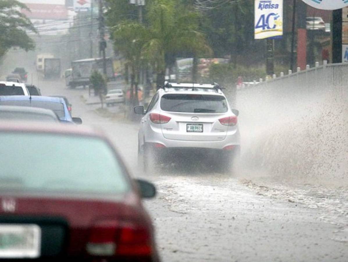 Fuertes lluvias causan inundaciones en calles y avenidas de Tegucigalpa