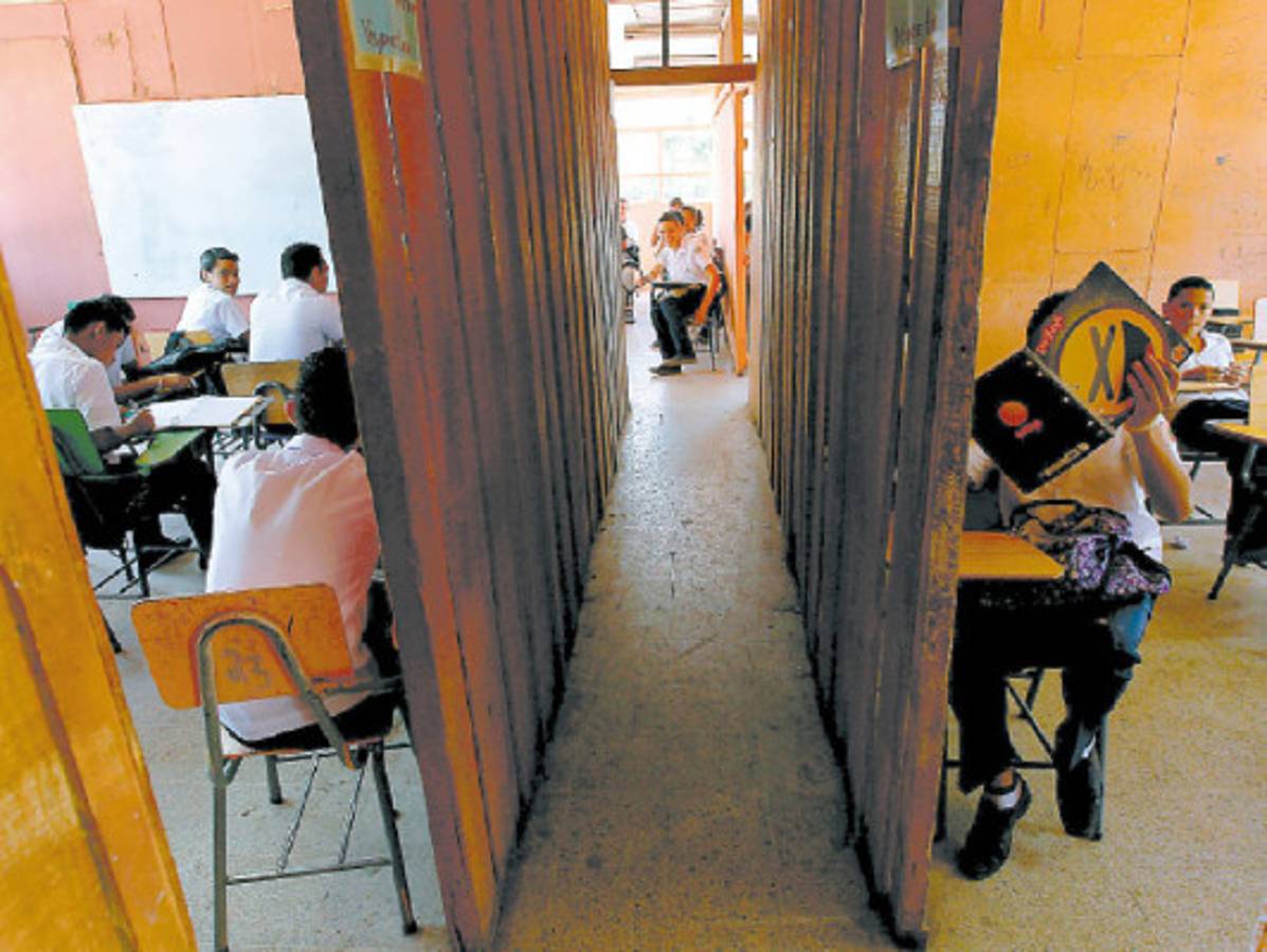 Faltan 400,000 pupitres y 4,000 aulas