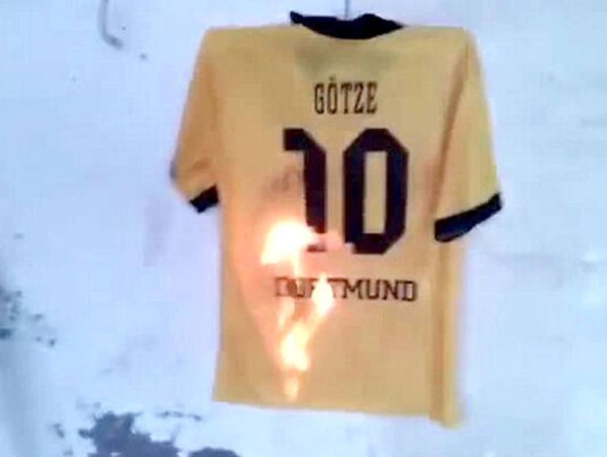 Afición del Borussia llama Judas a Götze y queman su camiseta