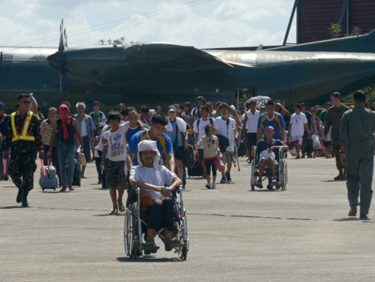 Alimentos y ayuda comienzan a llegar hasta sobrevivientes en Filipinas