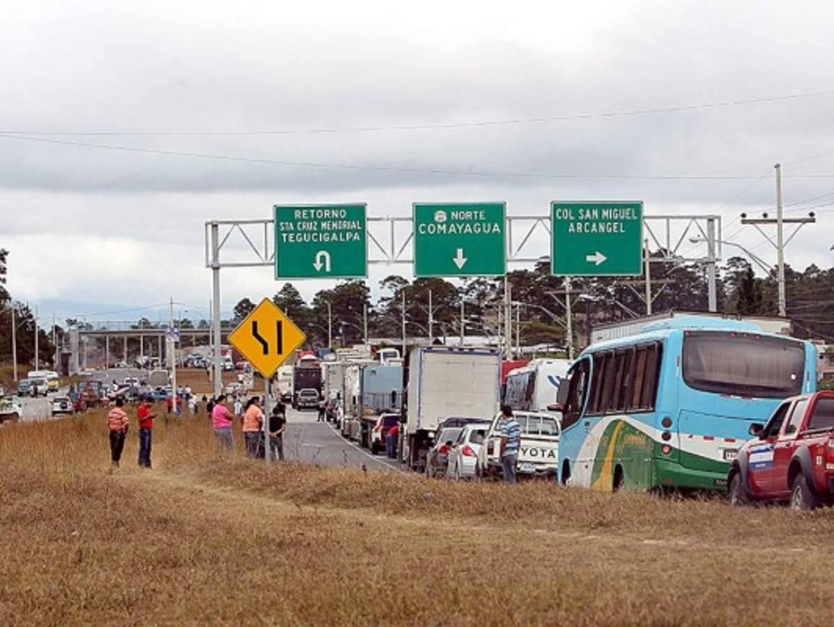 Siguen protestas de hondureños por bloqueo de señal telefónica celular