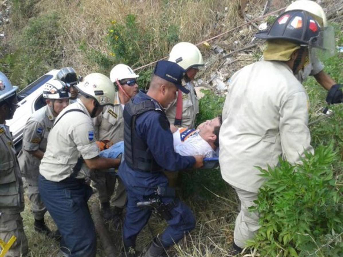 Vehículos caen a hondonada en anillo periférico