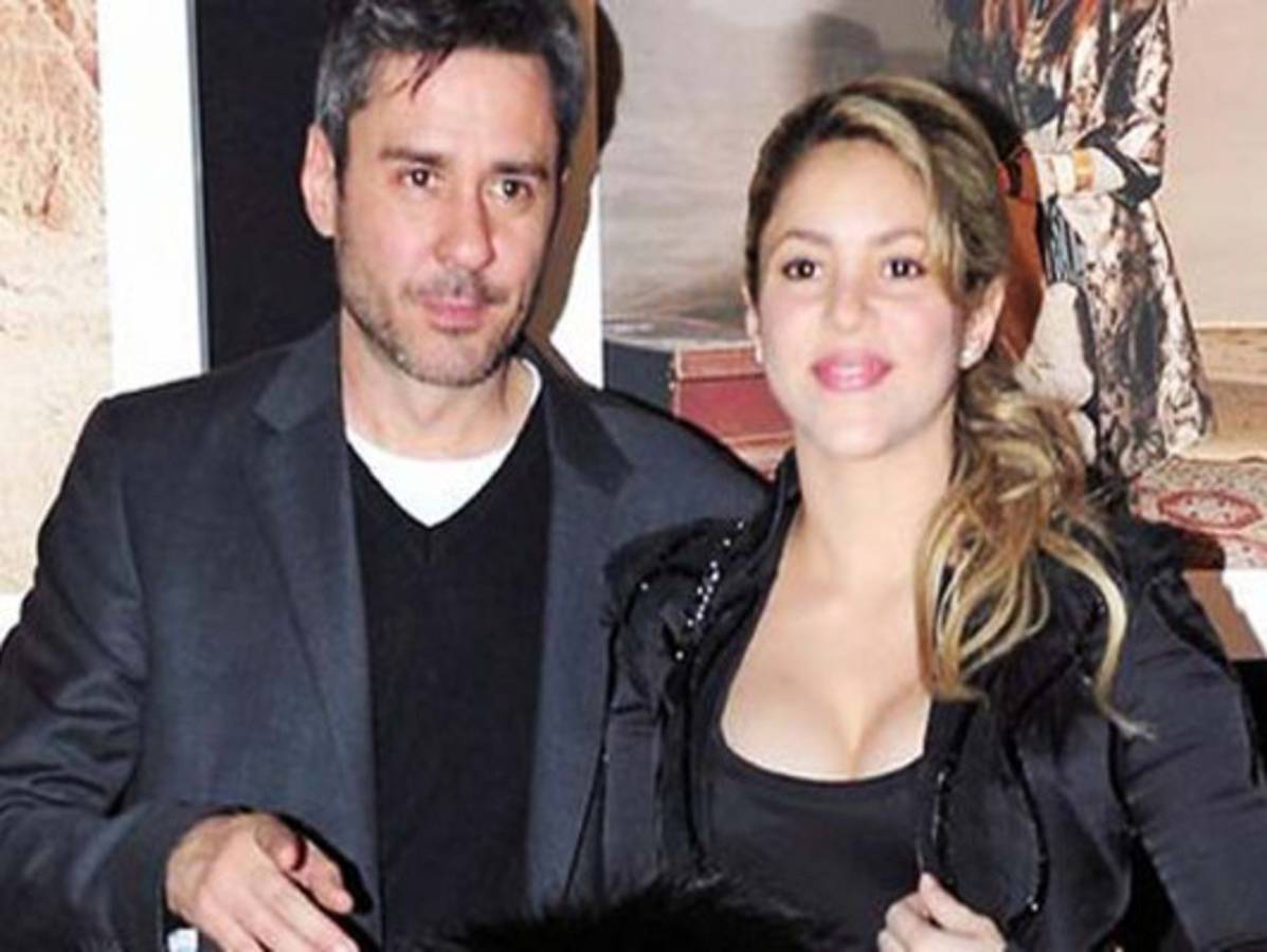 Shakira luce voluptuoso busto con escote