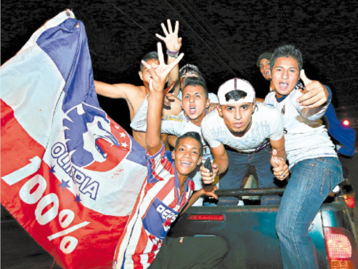 Olimpistas celebran en la calle el tetracampeonato
