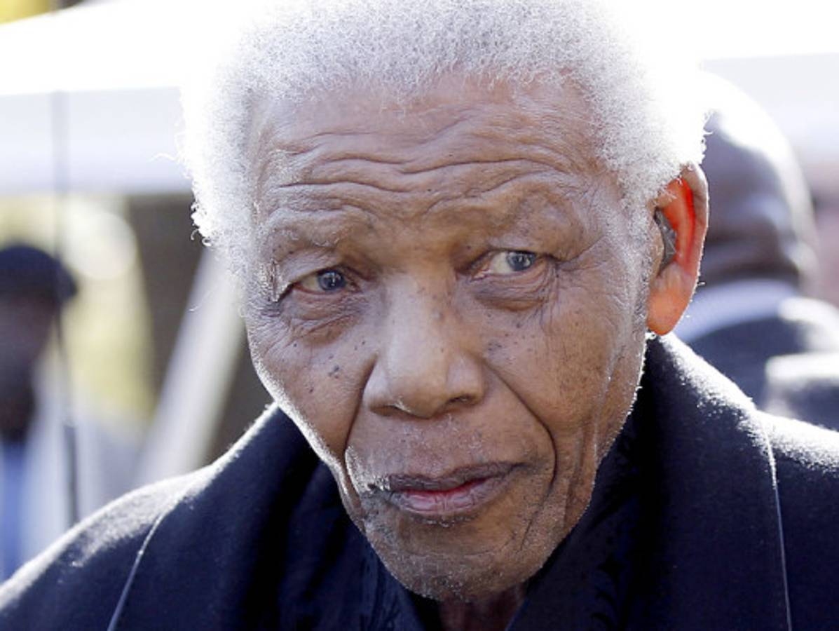 Mandela sale del hospital después de una neumonía