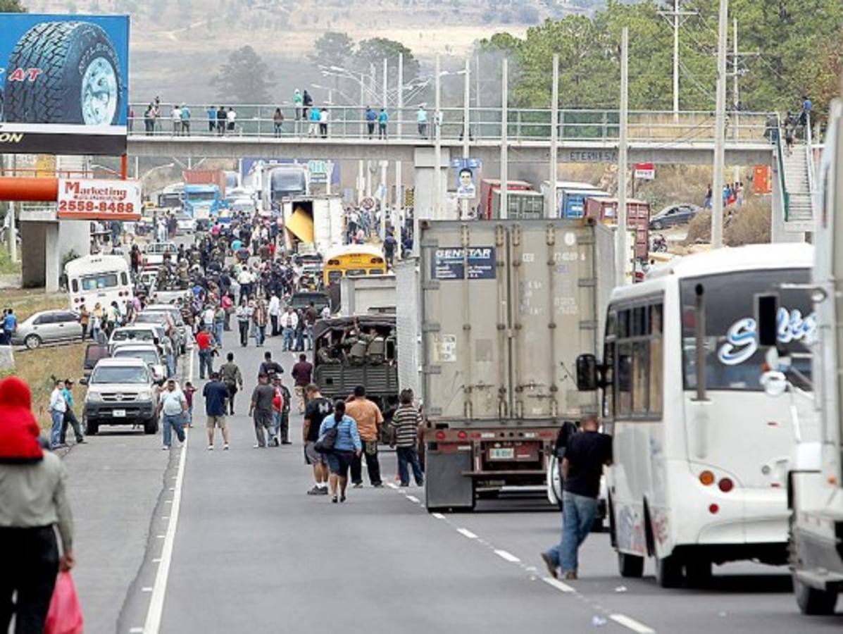 Siguen protestas de hondureños por bloqueo de señal telefónica celular