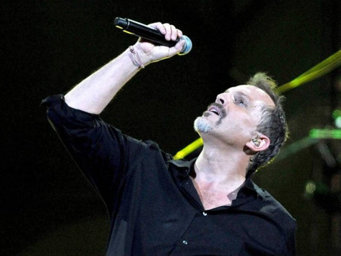 Para detener a un extorsionador, Miguel Bosé muestra el rostro de sus hijos por primera vez