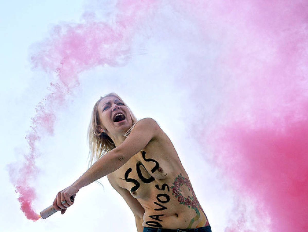 Fotos: Feministas con pechos desnudos protestan en Davos