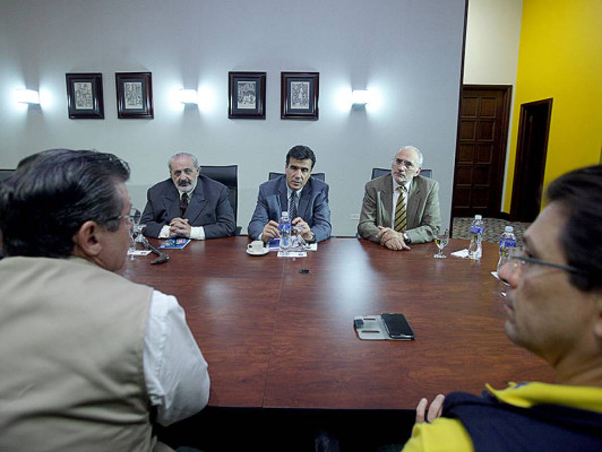 Enviados del Centro Carter se reúnen con TSE