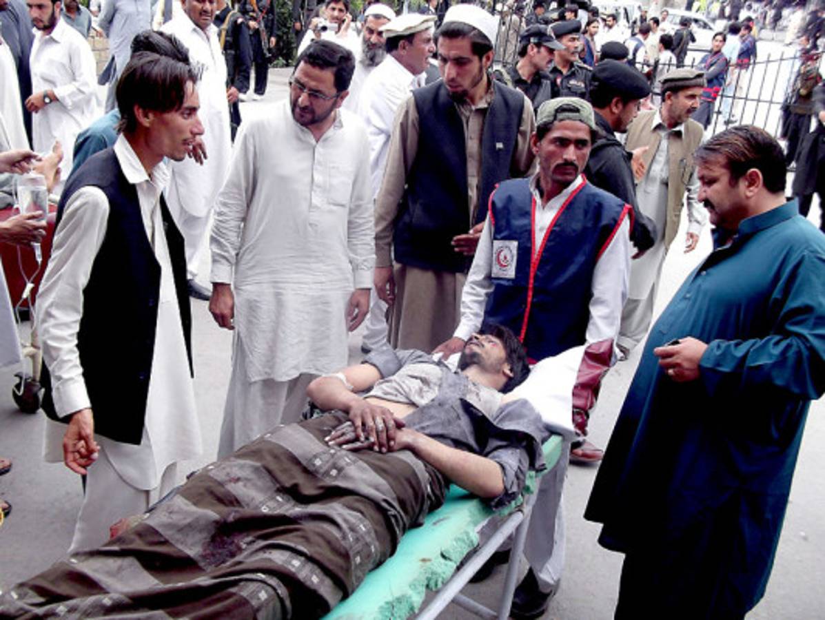 Atentado explosivo deja 12 muertos