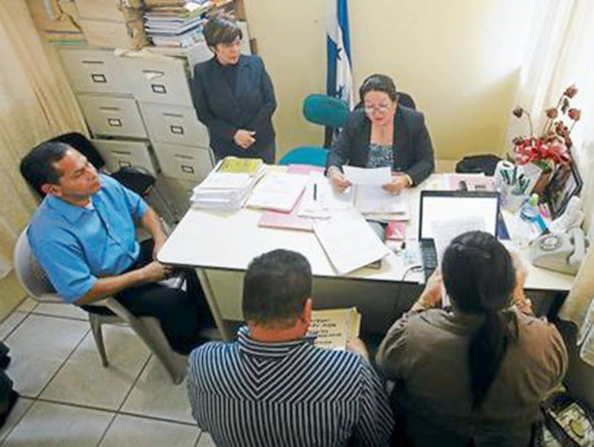 Educación acreditará despidos de docentes