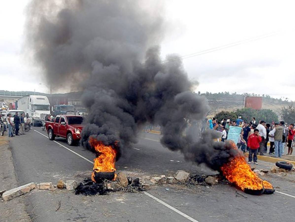 Siguen protestas de hondureños por bloqueo de señal telefónica celular