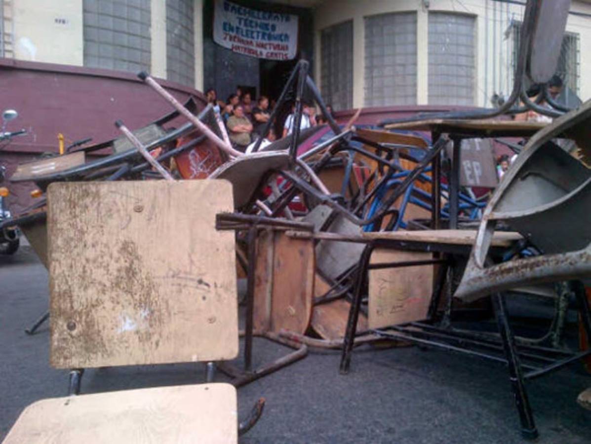 Con pupitres en la calle exigen mobiliario