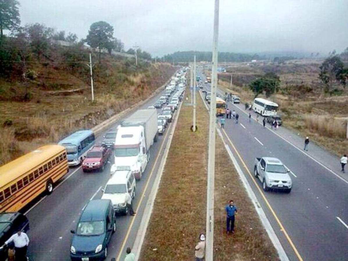 Siguen protestas de hondureños por bloqueo de señal telefónica celular