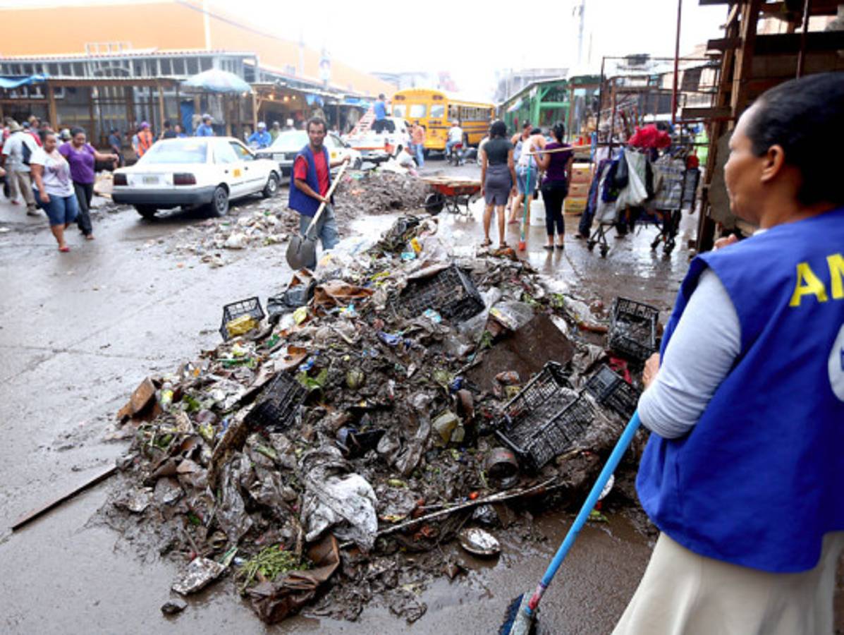 Limpieza en mercados y centro de la capital