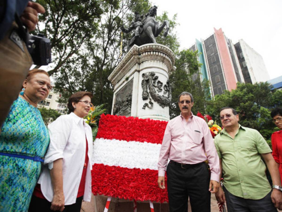 Mauricio Villeda limpia zapatos en Tegucigalpa