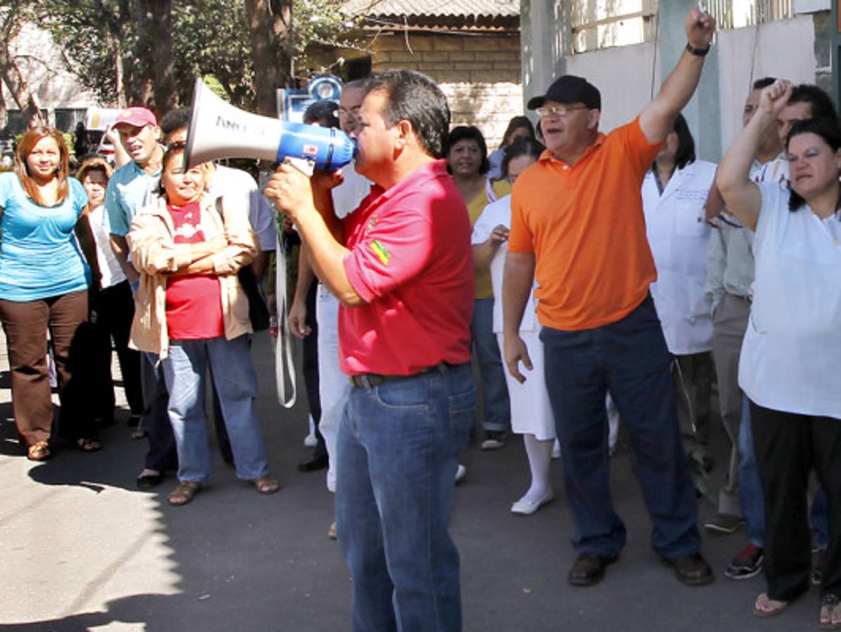 Empleados públicos exigen sueldos y aguinaldos