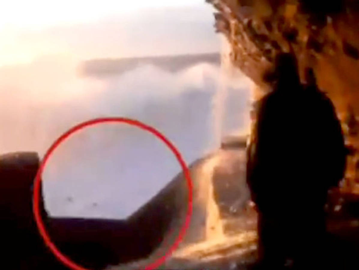 VIDEO: Ola gigante se 'traga' a pareja en el Faro de Biarritz