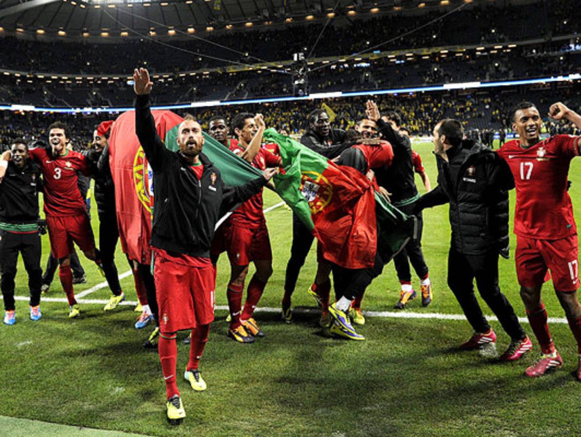 Cristiano, con tres goles, clasifica a Portugal