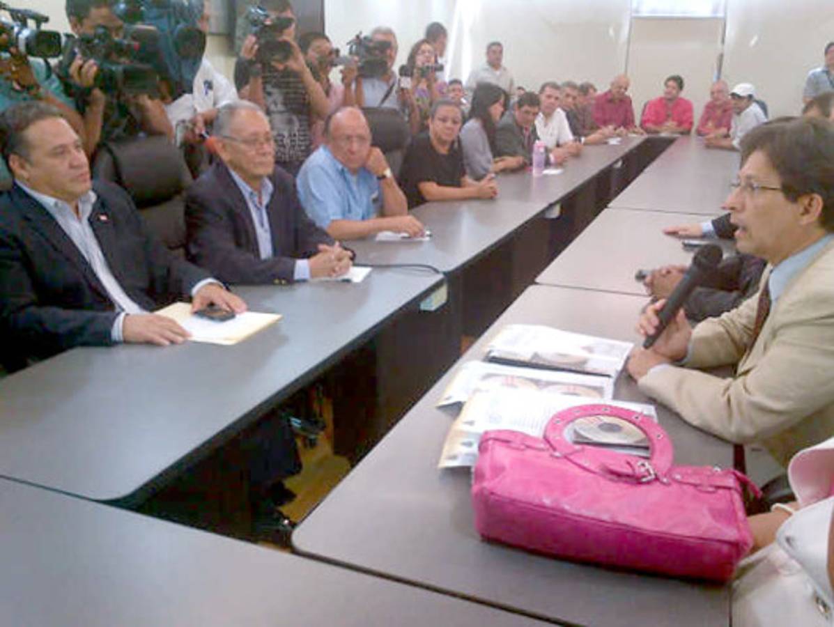 TSE entrega credenciales a partidos políticos